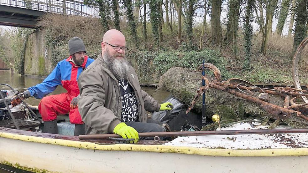 Alfred Kieselbach (links) und Ingo Weber sind die Initiatoren der Gewässer-Clean-Ups. Auf dem Boot sammelte sich schnell Müll - unter anderem ein Fahrrad, ein Weihnachtsbaum, eine Angel und ein Bürostuhl. Foto: Hanssen