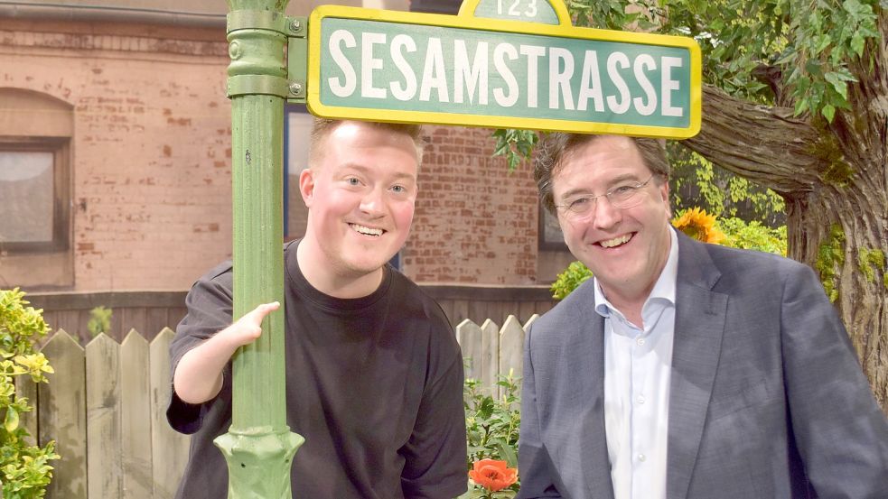 René Schaar (links) und Frank Beckmann freuen sich über den Zuwachs der Sesamstraße. Foto: Hoppe