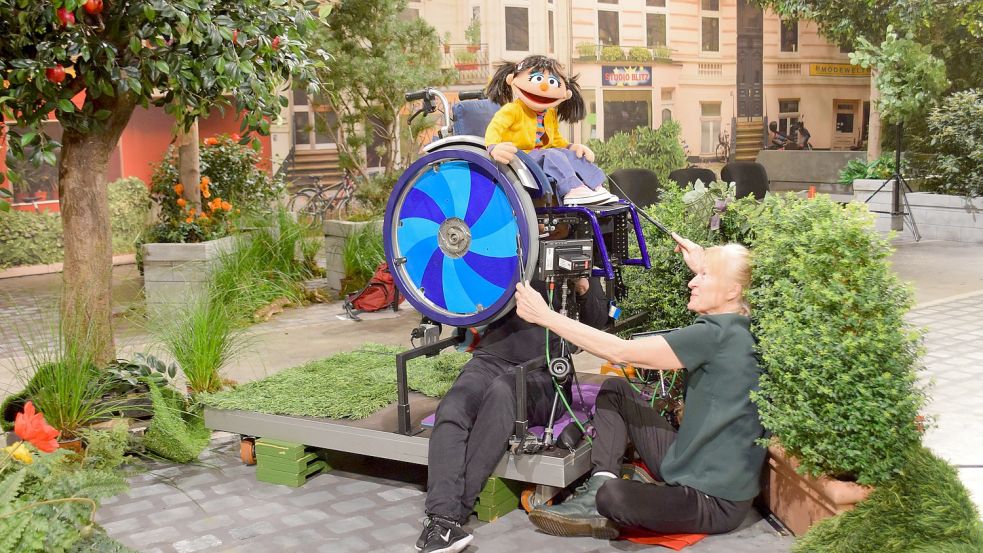So sieht es hinter der Hecke aus: Iris Schleuss unterm Rollstuhl und Charlie Kaiser an den Händen.Foto: Hoppe
