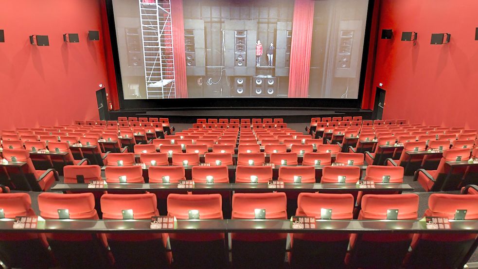 Ein auf die Leinwand projiziertes Foto zeigt, wie es hinter der Leinwand in Kino 6 in Aurich aussieht: Sehr viel Technik macht den besonderen Klang durch Dolby Atmos möglich. Foto: Ortgies