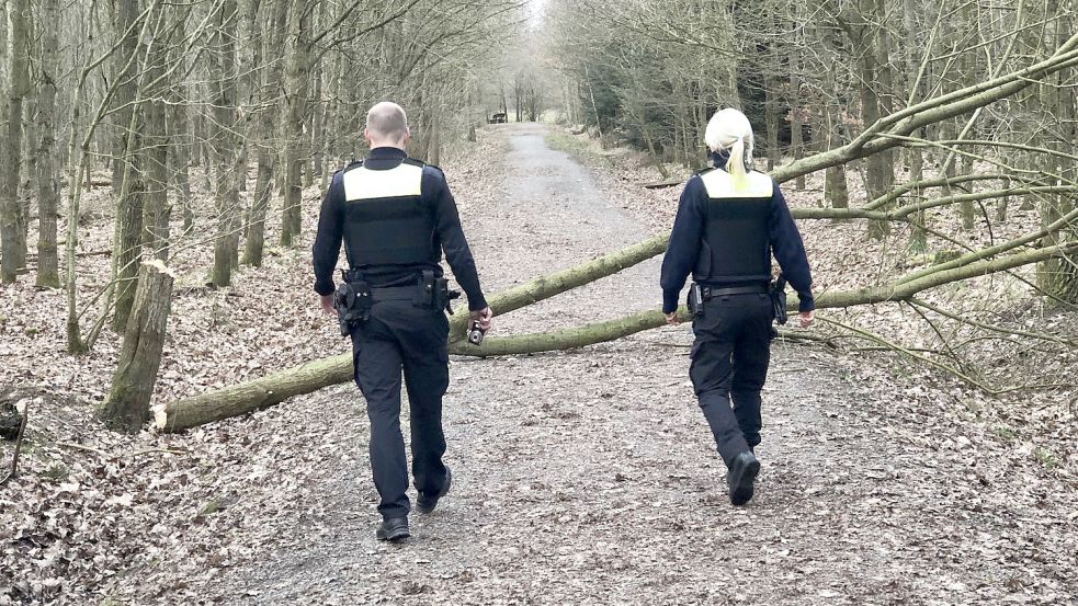 Am Sonntag nach der Zerstörungsnacht vor zwei Wochen schaute sich die Polizei im Emder Stadtwald um. Foto: Müller