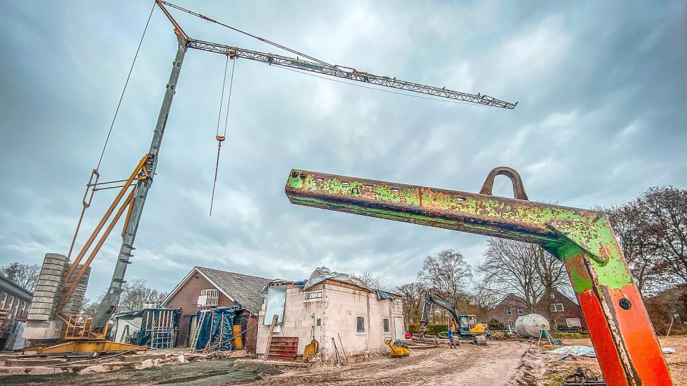 Die alte Rundhalle ist abgebaut, der Boden vorbereitet: Der Bau der neuen Lagerhalle soll nun starten. Ein großer Kran zeigt dies weithin sichtbar an. Fotos: Cordsen