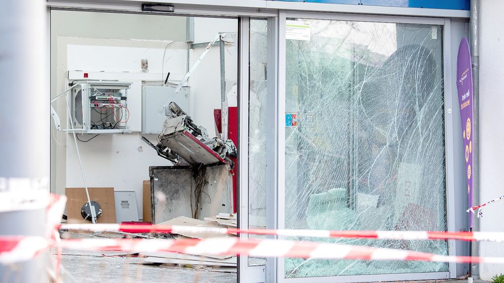 Die Polizei hat es auch in Niedersachsen immer häufiger mit gesprengten Geldautomaten zu tun. Foto: Daniel Bockwoldt/dpa