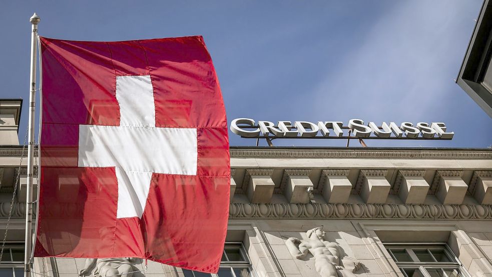 Die Schweizer Bank Credit Suisse wird von der größeren Konkurrentin UBS übernommen. Gestützt wird der Deal mit umfangreichen Hilfen der Notenbank und des Staates. Foto: Michael Buholzer/KEYSTONE/dpa