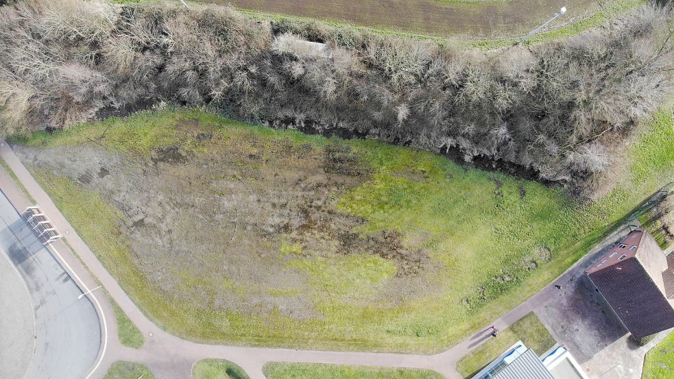 Soll zumMehrgenerationenplatz umgestaltet werden: der brachliegende Sandplatz hinter Udo-Solick-Bad und Jugendhaus in Pewsum. Foto: privat/Archiv