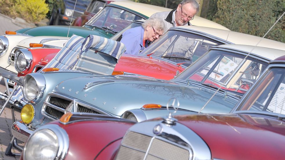 Chromblitzende Schätzchen fanden beim Oldtimertreffen in Wiesmoor etliche Bewunderer. Foto: Archiv/Ortgies