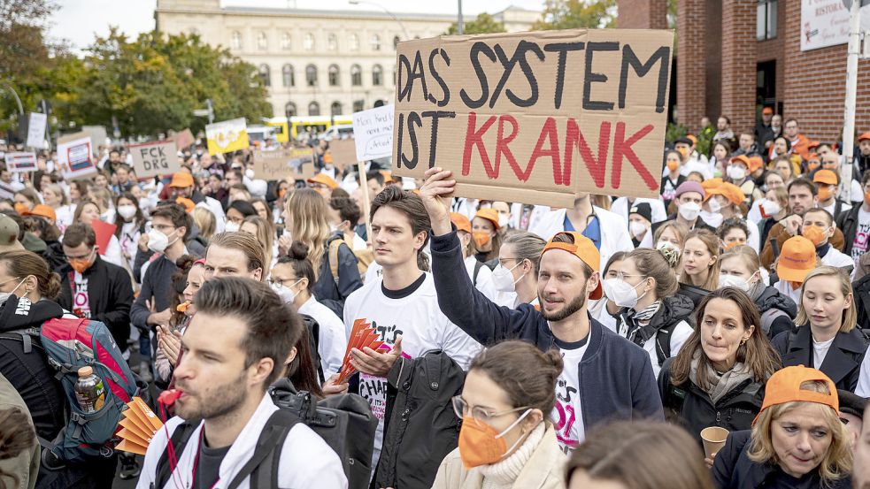 Der Marburger Bund fordert eine Entgelterhöhung für seine Mitarbeiter. Dafür gehen Ärzte auf die Straße. Das Foto entstand bei einem Warnstreik an der Berliner Charité im Oktober vergangenen Jahres. Foto: Fabian Sommer/dpa