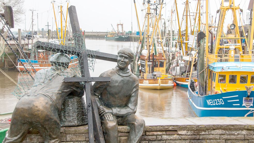 Für Orte wie Neuharlingersiel hat die Fischerei eine große kulturelle und auch touristische Bedeutung. Als Mahnung haben die Fischer dort schwarze Holzkreuze aufgestellt. Foto: Stock/DPA