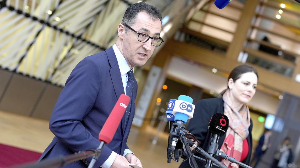 Bundeslandwirtschaftsminister Cem Özdemir (Grüne) am Montag in Brüssel. Ein Verbot des Grundschleppnetzfischens ist für ihn nicht der richtige Weg. Foto: Mayo/AP