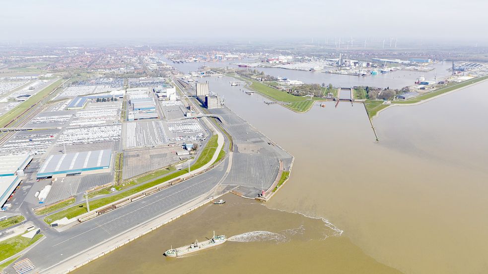 Blick auf den Hafen von Emden: Sowohl im Binnen- als auch im Außenhafen gibt es Interesse von Unternehmen an freien Flächen. Foto: T. Bruns/Archiv