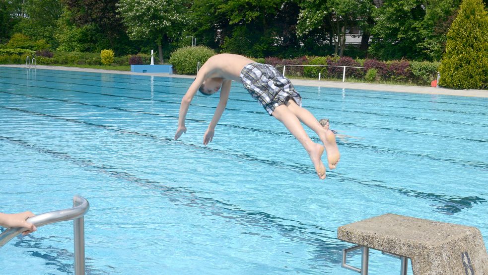 Es wird noch einige Zeit dauern, bis man im Freibad Borssum wieder ins kühle Nass springen kann. Dieses Bild entstand vor der Schließung des Bades nach dem Ende der Saison 2016. Nach jüngsten Angaben der Stadt soll die Sport- und Freizeitanlage in diesem Sommer wieder eröffnet werden. Foto: F. Doden/Archiv