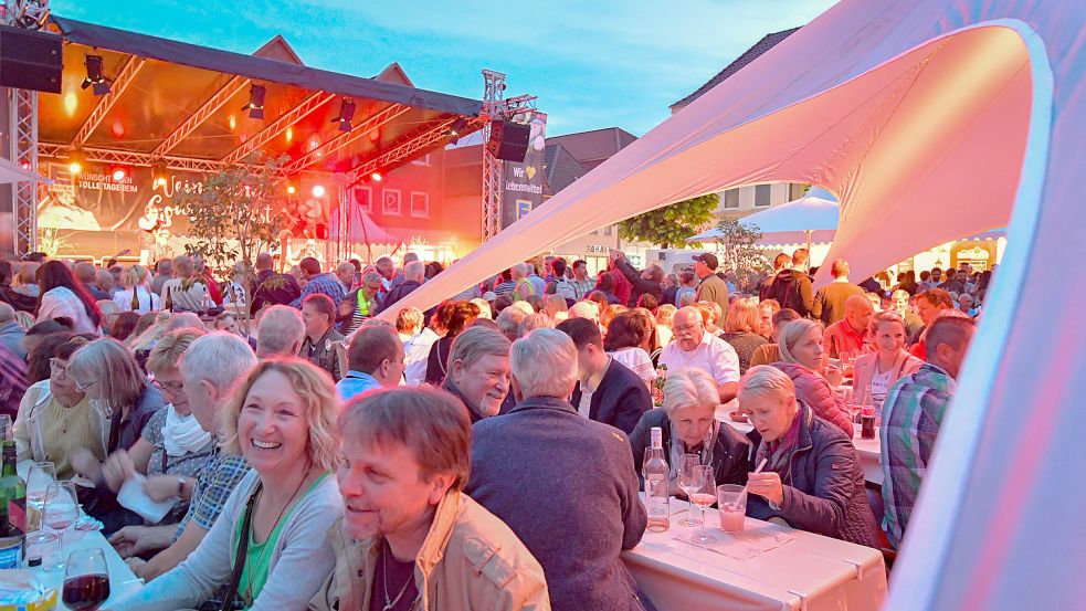 Das Weinfest zieht immer viele Gäste auf den Marktplatz. Foto: Archiv/Ortgies