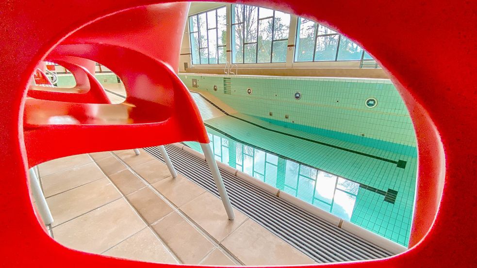 Nur noch wenig Wasser steht aktuell im großen Becken des Wiesmoorer Hallenbades. Foto: Cordsen