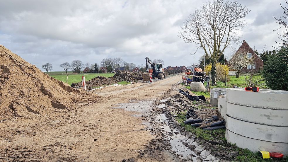 Die Erschließung des neuen Baugebiets am Toten Weg in Jemgum hat begonnen. Man geht angesichts der Entwicklung im Immobilienbereich davon aus, dass es längere Zeit dauern wird, bis die Grundstücke verkauft und bebaut sind. Foto: Gettkowski