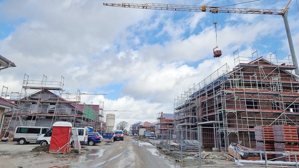 Im neuen Baugebiet in Bingum werden nicht nur Einfamilienhäuser, sondern auch Mehrparteienhäuser gebaut. Foto: Gettkowski