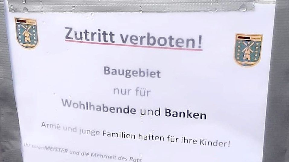 „Zutritt verboten! Baugebiet nur für Wohlhabende und Banken. Arme und junge Familien haften für ihre Kinder“, dieses Schild hatten Unbekannte an eine Absperrbake am Toten Weg geheftet. Dort haben gerade die Erschließungsarbeiten für das Neubaugebiet begonnen. Der kritische Beitrag wurde in den sozialen Medien geteilt. Foto: Gettkowski