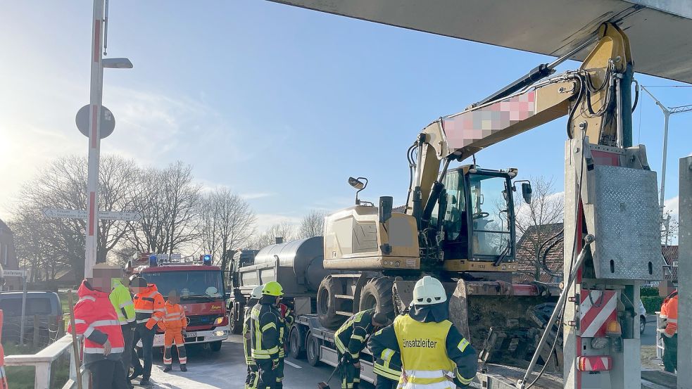 Der Baggerarm steckt unter dem Brückenbügel fest. Foto: Nording