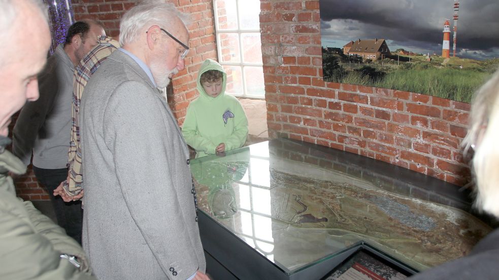 Vorstandsmitglied Gregor Ulsamer (Mitte) erklärt bei einer Führung, was man im Turm alles lernen kann. Foto: Ferber