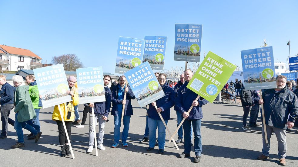 Auch Mitarbeiter des Tourismus-Service Norden-Norddeich waren nach Büsum gekommen und zeigten sich mit den Fischern solidarisch. Foto: Wagenaar