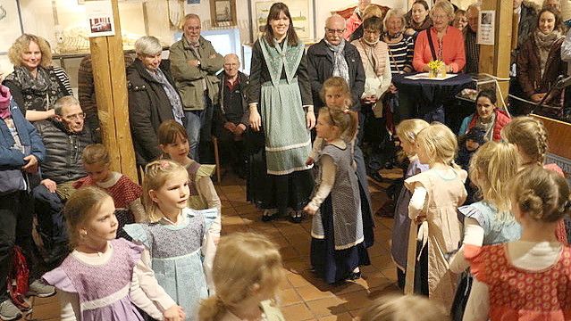 Die Kindertrachtengruppe gibt eine Kostprobe aus ihrem Repertoire. Foto: Homering