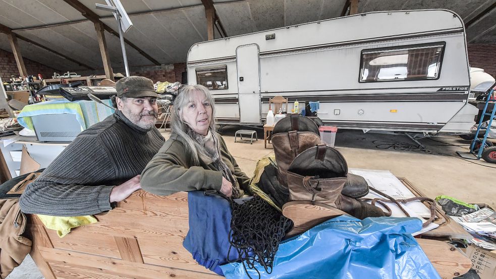 Das ist seit Monaten das Zuhause von Günter und Silvia Döppelmann. Die Bank, auf der sie sitzen, haben sie sich einst anfertigen lassen. Heute ist sie eine Erinnerung an bessere Zeiten. Foto: Ortgies