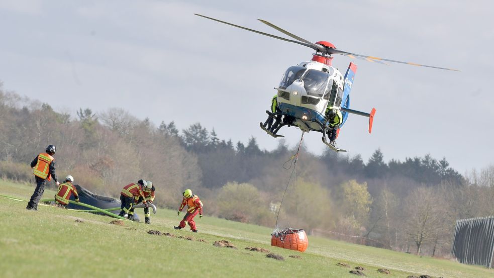 Im Ammerland üben die Einsatzkräfte mit ihren Hubschraubern den Ernstfall. Foto: Ortgies