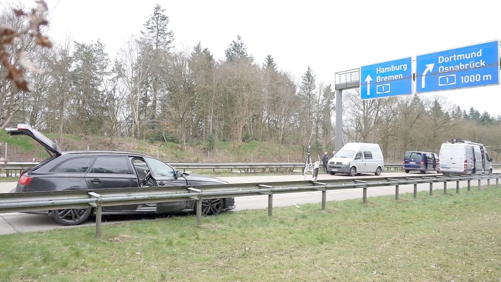 Der mit Sprengstoff beladene Audi der mutmaßlichen Automatensprenger wurde am Montag mit einem Nagelbrett von der Polizei auf der A29 bei Ahlhorn gestoppt. Foto: NWM-TV