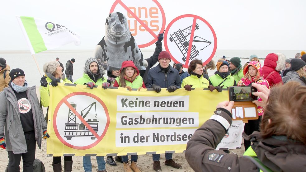 Mitglieder der Deutschen Umwelthilfe hatten sich Ende Januar an einer großen Protestaktion auf Borkum beteiligt. Foto: Ferber