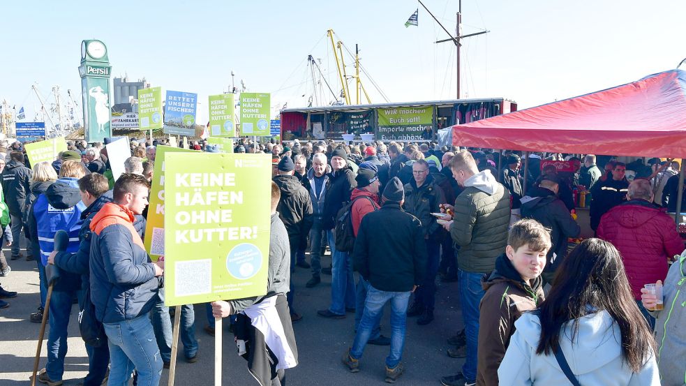 Mehrere Hundert Menschen hatten sich in Büsum versammelt, um während der Agrarministerkonferenz zu demonstrieren. Foto: Wagenaar