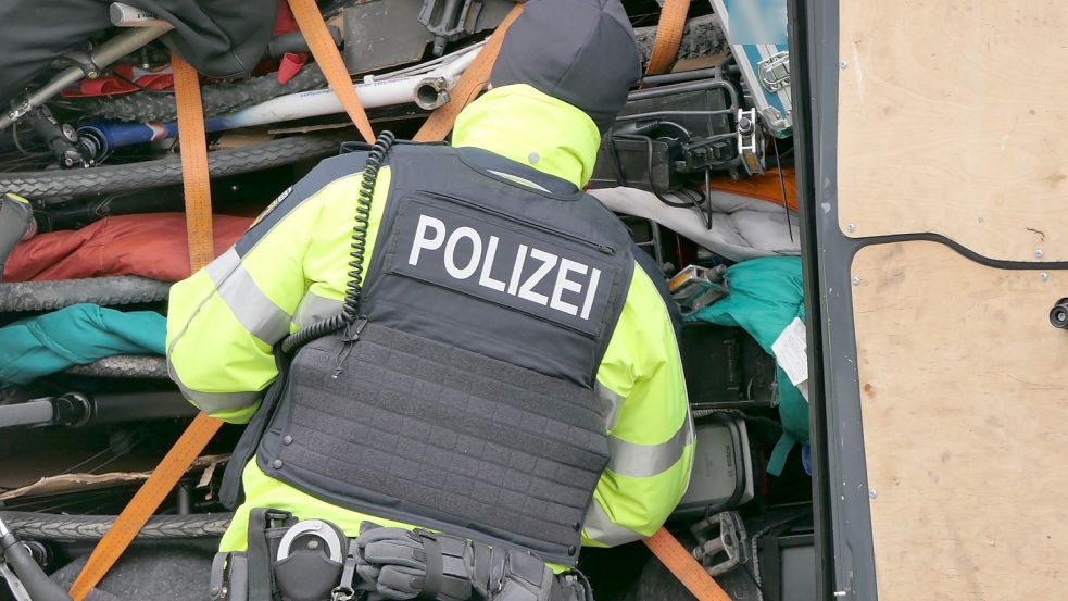 Ein Beamter bei der Kontrolle. Foto: Bundespolizei