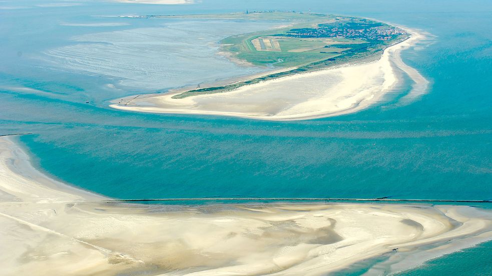 Die Luftaufnahme zeigt im Vordergrund einen Ausschnitt der Vogelschutzinsel Minsener Oog (Kreis Friesland) in der Nordsee vor der Küste des niedersächsischen Wattenmeeres. Foto: Wagner dpa/lni