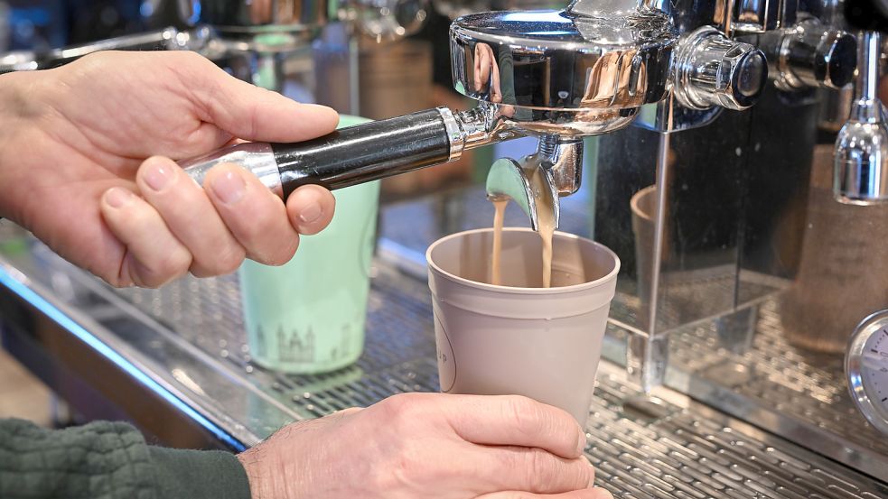 Über Pfandsysteme können Kunden ihre eigenen Kaffeebecher von Zuhause mitbringen und immer wieder verwenden. Viel Müll könnte so eingespart werden. Foto: Kästle/dpa