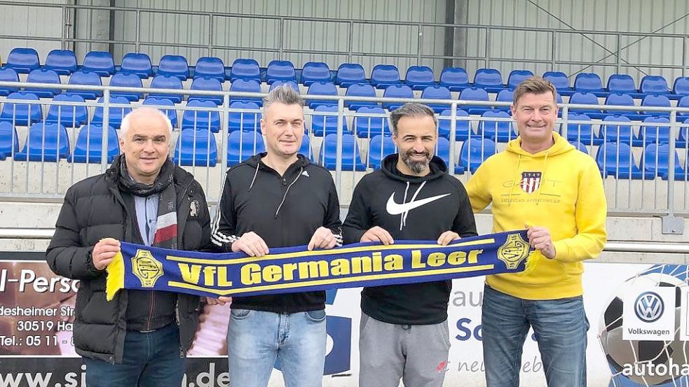 Xavier Rieger (Zweiter von links) wurde vom 2. Germania-Vorsitzenden Ferhat Özdemir (von links), künftigen Trainer Erhan Colak und Sportlichen Leiter Harry Janssen in Empfang genommen. Foto: Privat
