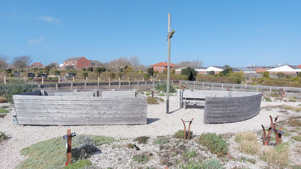 Das offene Holzschiff als Symbol für die Gemeinschaft ist der Mittelpunkt der Urnengrabanlage auf dem evangelisch-lutherischen Friedhof. Foto: Ferber