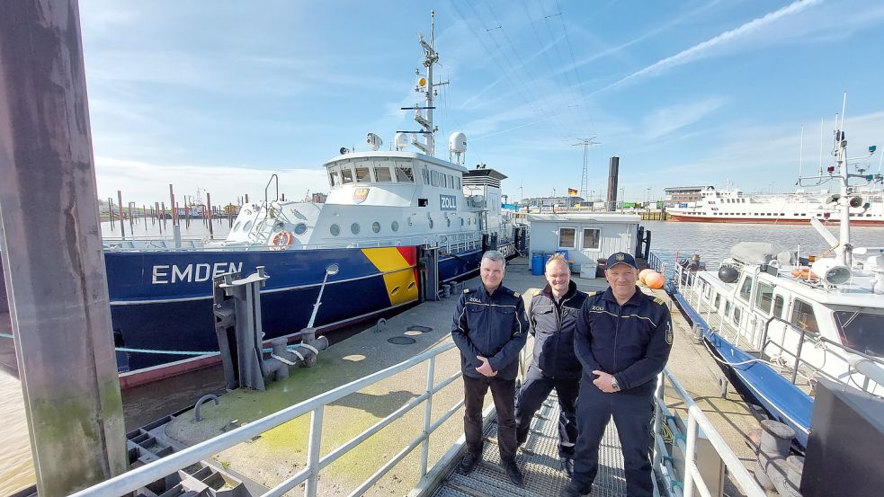 Die Drei vom Zoll: „Emden“-Kapitän Rudolf Peters (von links), Pressesprecher Frank Mauritz und Gebietsleiter Nordsee Michael Fluck. Foto: Ferber