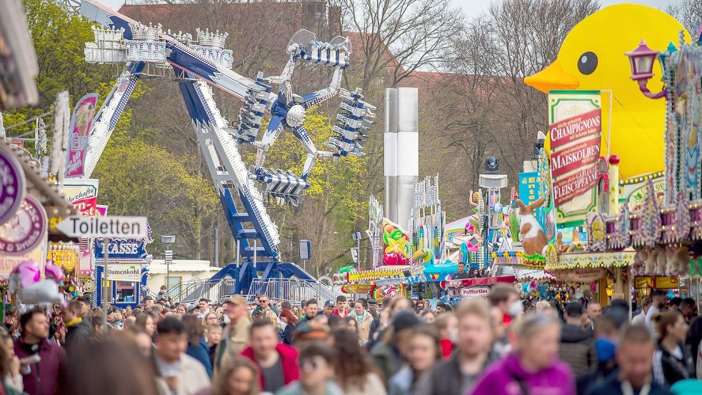 Die Osterwiese lockt mehr als zwei Wochen lang auf die Bürgerweide in Bremen. Foto: Sina Schuldt / dpa