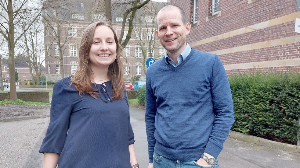 Ann-Cathrin Neumann und Klimaschutzmanager Jann Gerdes arbeiten bei der Stadt Emden Hand in Hand. Foto: Hanssen