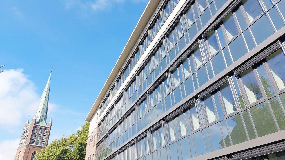 Auch der Sitz der Emder Stadtverwaltung ist für den Klimawandel gerüstet: Die neue Fensterfassade ist mit Thermo-Scheiben bestückt. Dadurch soll die Temperatur energiesparend reguliert werden. Foto: Hanssen/Archiv