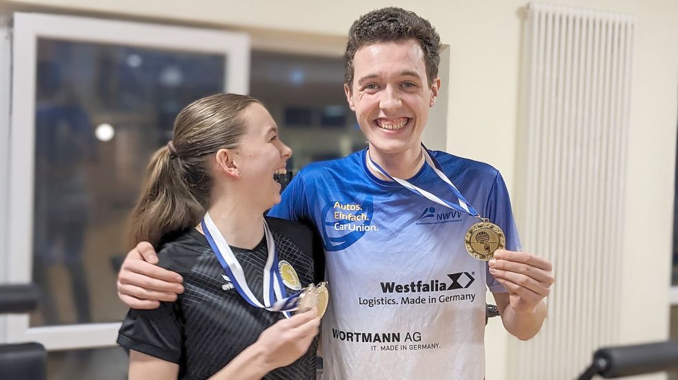 Strahlen um die Wette: Tessa Weßels und Jann Brunken gewannen mit ihren Teams bei den Nordwestdeutschen Meisterschaften jeweils die Goldmedaille. Foto: Homes