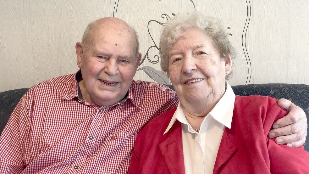 Seit mehr als 60 Jahren glücklich vereint: Kasjen und Therese Schüürmann auf ihrem neuen Ostfriesen-Sofa, das ihre Familie ihnen zum Ehejubiläum schenkte. Foto: H. Müller