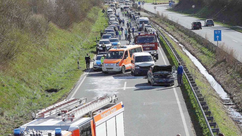 Auf der A31 zwischen den Anschlussstellen Emden-West und Pewsum fuhren in Fahrtrichtung Leer insgesamt vier Fahrzeuge aufeinander. Dieser Abschnitt blieb knapp zwei Stunden lang gesperrt. Foto: F. Doden