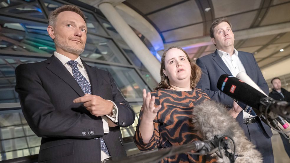 Die Parteichefs der drei Koalitionsparteien, Lars Klingbeil (SPD, rechts) Ricarda Lang (Grüne) und Christian Lindner (FDP) sprechen am Dienstagabend im Bundestag nach dem Koalitionsausschuss. Foto: Kappeler/DPA