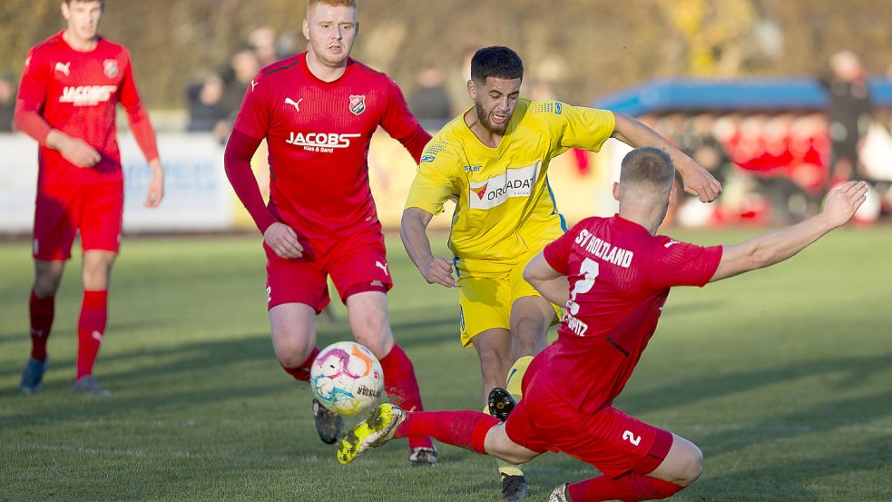 Mit Jaydeen Plassaer (Mitte) verließ ein niederländischer Leistungsträger die Germanen schon in der Winterpause. Das Landesliga-Spitzenteam SV Wilhelmshaven wurde auf ihn aufmerksam. Foto: Doden/Emden