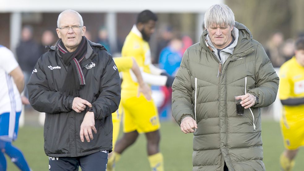 Mit Spielerberater Rüdiger Schult (rechts) bekam Trainer Arndt Watzema Ende Februar einen weiteren Co-Trainer. Foto: Doden/Emden