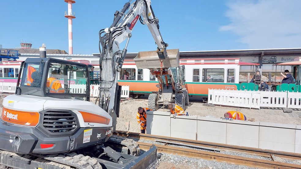 Im Borkumer Kleinbahn-Hafen laufen die Arbeiten bereits seit Anfang Januar. Foto: Ferber