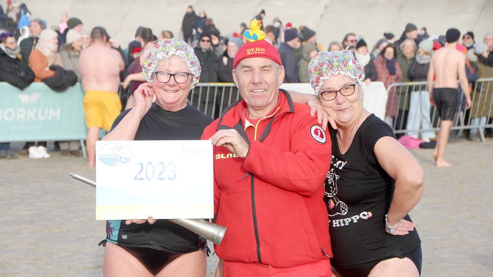 Ein Foto mit Rudi Erdwiens nach überstandenem Neujahrsbaden oder Anbaden gehört dazu. Foto: Ferber