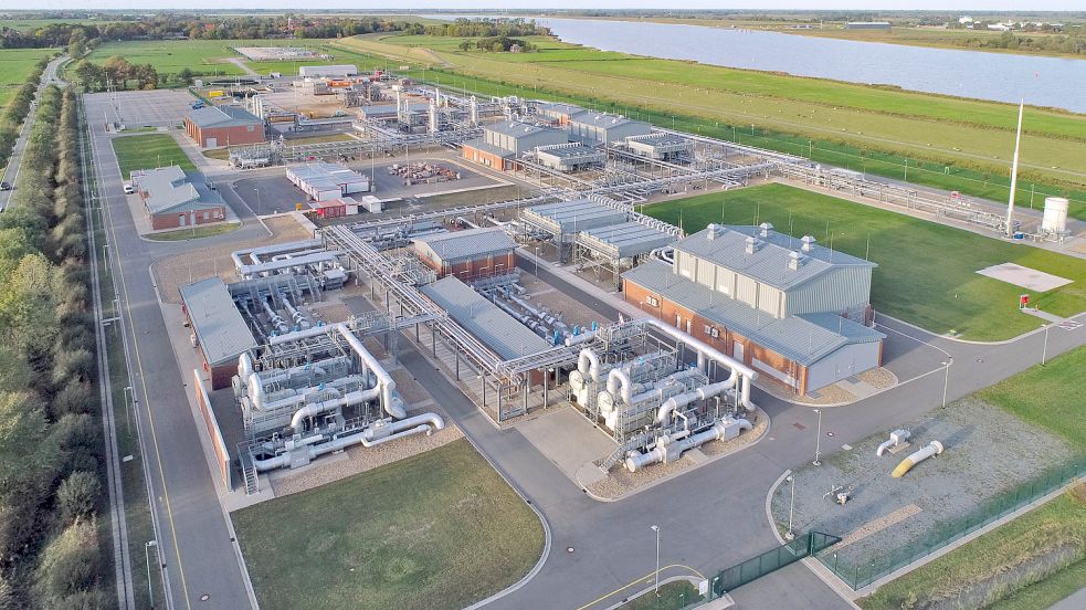 Die Astora-Gasspeicheranlage in Jemgum gehörte einst über eine Tochterfirma dem russischen Energie-Riesen Gazprom. Im Zuge des Ukraine-Krieges wurde dieser enteignet. Die Anlage gehört jetzt der Bundesnetzagentur. Der Jemgumer Bürgermeister will, dass der Staat die Gewerbesteuer in Jemgum zahlt. Foto: Astora