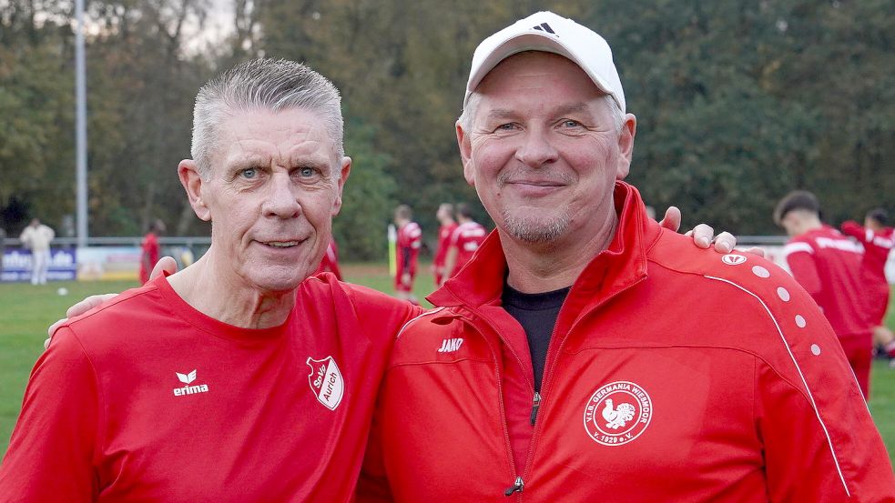 Uwe Groothuis (links, SpVg Aurich) und Jürgen Zimmermann (rechts, Germania Wiesmoor) sind in der Bezirksliga Gegner. In der Fußball-Bundesliga halten beide aber zusammen – und zwar für den BVB. Foto: Steenhoff