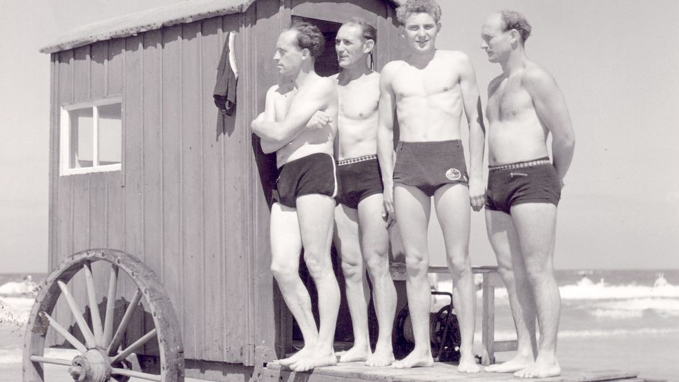 Rettungsschwimmer halten die Stellung am Nordbad (Aufnahme von 1954). Foto: DLRG Borkum