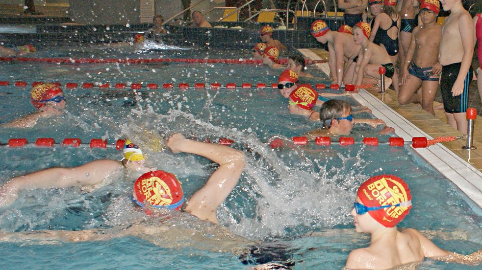 Voller Einsatz beim Weihnachtsschwimmen 2016. Foto: DLRG Borkum